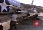 Image US Marine F-8E crusader étant armés de roquettes Da Nang au Vietnam, 1967, de la seconde 55 séquences d'archives historiques vidéo 65675024121