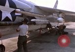 Image US Marine F-8E crusader étant armés de roquettes Da Nang au Vietnam, 1967, de la seconde 56 séquences d'archives historiques vidéo 65675024121