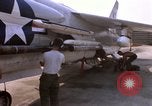 Image US Marine F-8E crusader étant armés de roquettes Da Nang au Vietnam, 1967, de la seconde 57 séquences d'archives historiques vidéo 65675024121