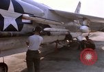Image US Marine F-8E crusader étant armés de roquettes Da Nang au Vietnam, 1967, de la seconde 58 séquences d'archives historiques vidéo 65675024121