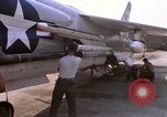 Image US Marine F-8E crusader étant armés de roquettes Da Nang au Vietnam, 1967, de la seconde 59 séquences d'archives historiques vidéo 65675024121