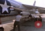 Image US Marine F-8E crusader étant armés de roquettes Da Nang au Vietnam, 1967, de la seconde 60 séquences d'archives historiques vidéo 65675024121