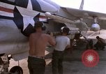 Image US Marine F-8E crusader étant armés de roquettes Da Nang au Vietnam, 1967, de la seconde 61 séquences d'archives historiques vidéo 65675024121