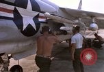 Image US Marine F-8E crusader étant armés de roquettes Da Nang au Vietnam, 1967, de la seconde 62 séquences d'archives historiques vidéo 65675024121