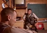 Image US Marine Pilots conversant en Vietnam Da Nang au Vietnam, 1967, de la seconde 4 séquences d'archives historiques vidéo 65675024122
