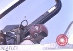 Standbild F-8E CrUSAder Flugzeugen der Marine Squadron Taxi zur Start- und Landebahn Da Nang Vietnam, 1967, aus Sekunde 1 historischem Filmmaterial Videoclip 65675024123