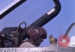 Standbild F-8E CrUSAder Flugzeugen der Marine Squadron Taxi zur Start- und Landebahn Da Nang Vietnam, 1967, aus Sekunde 6 historischem Filmmaterial Videoclip 65675024123