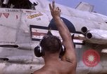 Standbild F-8E CrUSAder Flugzeugen der Marine Squadron Taxi zur Start- und Landebahn Da Nang Vietnam, 1967, aus Sekunde 12 historischem Filmmaterial Videoclip 65675024123
