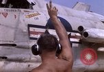 Standbild F-8E CrUSAder Flugzeugen der Marine Squadron Taxi zur Start- und Landebahn Da Nang Vietnam, 1967, aus Sekunde 13 historischem Filmmaterial Videoclip 65675024123