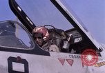 Standbild F-8E CrUSAder Flugzeugen der Marine Squadron Taxi zur Start- und Landebahn Da Nang Vietnam, 1967, aus Sekunde 19 historischem Filmmaterial Videoclip 65675024123