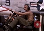 Standbild F-8E CrUSAder Flugzeugen der Marine Squadron Taxi zur Start- und Landebahn Da Nang Vietnam, 1967, aus Sekunde 21 historischem Filmmaterial Videoclip 65675024123