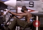 Standbild F-8E CrUSAder Flugzeugen der Marine Squadron Taxi zur Start- und Landebahn Da Nang Vietnam, 1967, aus Sekunde 23 historischem Filmmaterial Videoclip 65675024123