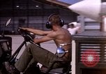 Standbild F-8E CrUSAder Flugzeugen der Marine Squadron Taxi zur Start- und Landebahn Da Nang Vietnam, 1967, aus Sekunde 24 historischem Filmmaterial Videoclip 65675024123