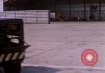 Standbild F-8E CrUSAder Flugzeugen der Marine Squadron Taxi zur Start- und Landebahn Da Nang Vietnam, 1967, aus Sekunde 26 historischem Filmmaterial Videoclip 65675024123