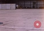 Standbild F-8E CrUSAder Flugzeugen der Marine Squadron Taxi zur Start- und Landebahn Da Nang Vietnam, 1967, aus Sekunde 27 historischem Filmmaterial Videoclip 65675024123