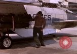 Standbild F-8E CrUSAder Flugzeugen der Marine Squadron Taxi zur Start- und Landebahn Da Nang Vietnam, 1967, aus Sekunde 28 historischem Filmmaterial Videoclip 65675024123