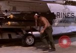 Standbild F-8E CrUSAder Flugzeugen der Marine Squadron Taxi zur Start- und Landebahn Da Nang Vietnam, 1967, aus Sekunde 29 historischem Filmmaterial Videoclip 65675024123