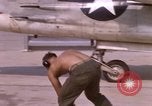 Standbild F-8E CrUSAder Flugzeugen der Marine Squadron Taxi zur Start- und Landebahn Da Nang Vietnam, 1967, aus Sekunde 32 historischem Filmmaterial Videoclip 65675024123