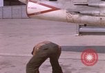 Standbild F-8E CrUSAder Flugzeugen der Marine Squadron Taxi zur Start- und Landebahn Da Nang Vietnam, 1967, aus Sekunde 33 historischem Filmmaterial Videoclip 65675024123