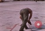 Standbild F-8E CrUSAder Flugzeugen der Marine Squadron Taxi zur Start- und Landebahn Da Nang Vietnam, 1967, aus Sekunde 35 historischem Filmmaterial Videoclip 65675024123