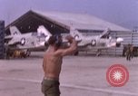 Standbild F-8E CrUSAder Flugzeugen der Marine Squadron Taxi zur Start- und Landebahn Da Nang Vietnam, 1967, aus Sekunde 38 historischem Filmmaterial Videoclip 65675024123