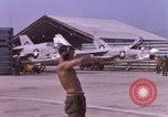 Standbild F-8E CrUSAder Flugzeugen der Marine Squadron Taxi zur Start- und Landebahn Da Nang Vietnam, 1967, aus Sekunde 39 historischem Filmmaterial Videoclip 65675024123