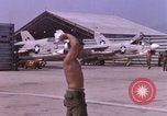 Standbild F-8E CrUSAder Flugzeugen der Marine Squadron Taxi zur Start- und Landebahn Da Nang Vietnam, 1967, aus Sekunde 40 historischem Filmmaterial Videoclip 65675024123