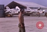Standbild F-8E CrUSAder Flugzeugen der Marine Squadron Taxi zur Start- und Landebahn Da Nang Vietnam, 1967, aus Sekunde 41 historischem Filmmaterial Videoclip 65675024123