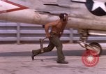 Standbild F-8E CrUSAder Flugzeugen der Marine Squadron Taxi zur Start- und Landebahn Da Nang Vietnam, 1967, aus Sekunde 42 historischem Filmmaterial Videoclip 65675024123