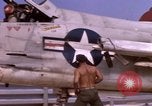 Standbild F-8E CrUSAder Flugzeugen der Marine Squadron Taxi zur Start- und Landebahn Da Nang Vietnam, 1967, aus Sekunde 44 historischem Filmmaterial Videoclip 65675024123