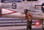 Standbild F-8E CrUSAder Flugzeugen der Marine Squadron Taxi zur Start- und Landebahn Da Nang Vietnam, 1967, aus Sekunde 45 historischem Filmmaterial Videoclip 65675024123