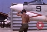 Standbild F-8E CrUSAder Flugzeugen der Marine Squadron Taxi zur Start- und Landebahn Da Nang Vietnam, 1967, aus Sekunde 46 historischem Filmmaterial Videoclip 65675024123
