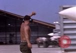 Standbild F-8E CrUSAder Flugzeugen der Marine Squadron Taxi zur Start- und Landebahn Da Nang Vietnam, 1967, aus Sekunde 47 historischem Filmmaterial Videoclip 65675024123