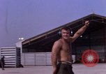 Standbild F-8E CrUSAder Flugzeugen der Marine Squadron Taxi zur Start- und Landebahn Da Nang Vietnam, 1967, aus Sekunde 48 historischem Filmmaterial Videoclip 65675024123