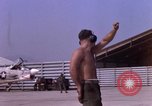 Standbild F-8E CrUSAder Flugzeugen der Marine Squadron Taxi zur Start- und Landebahn Da Nang Vietnam, 1967, aus Sekunde 49 historischem Filmmaterial Videoclip 65675024123