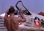 Standbild F-8E CrUSAder Flugzeugen der Marine Squadron Taxi zur Start- und Landebahn Da Nang Vietnam, 1967, aus Sekunde 50 historischem Filmmaterial Videoclip 65675024123