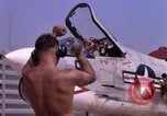 Standbild F-8E CrUSAder Flugzeugen der Marine Squadron Taxi zur Start- und Landebahn Da Nang Vietnam, 1967, aus Sekunde 51 historischem Filmmaterial Videoclip 65675024123