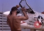 Standbild F-8E CrUSAder Flugzeugen der Marine Squadron Taxi zur Start- und Landebahn Da Nang Vietnam, 1967, aus Sekunde 52 historischem Filmmaterial Videoclip 65675024123