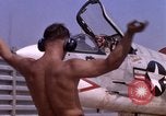 Standbild F-8E CrUSAder Flugzeugen der Marine Squadron Taxi zur Start- und Landebahn Da Nang Vietnam, 1967, aus Sekunde 53 historischem Filmmaterial Videoclip 65675024123