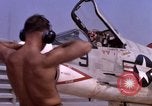 Standbild F-8E CrUSAder Flugzeugen der Marine Squadron Taxi zur Start- und Landebahn Da Nang Vietnam, 1967, aus Sekunde 54 historischem Filmmaterial Videoclip 65675024123