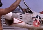 Standbild F-8E CrUSAder Flugzeugen der Marine Squadron Taxi zur Start- und Landebahn Da Nang Vietnam, 1967, aus Sekunde 56 historischem Filmmaterial Videoclip 65675024123