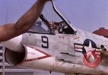 Standbild F-8E CrUSAder Flugzeugen der Marine Squadron Taxi zur Start- und Landebahn Da Nang Vietnam, 1967, aus Sekunde 57 historischem Filmmaterial Videoclip 65675024123