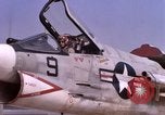 Standbild F-8E CrUSAder Flugzeugen der Marine Squadron Taxi zur Start- und Landebahn Da Nang Vietnam, 1967, aus Sekunde 58 historischem Filmmaterial Videoclip 65675024123