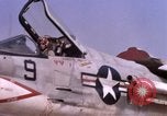Standbild F-8E CrUSAder Flugzeugen der Marine Squadron Taxi zur Start- und Landebahn Da Nang Vietnam, 1967, aus Sekunde 59 historischem Filmmaterial Videoclip 65675024123