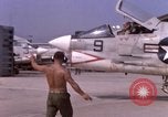 Standbild F-8E CrUSAder Flugzeugen der Marine Squadron Taxi zur Start- und Landebahn Da Nang Vietnam, 1967, aus Sekunde 60 historischem Filmmaterial Videoclip 65675024123
