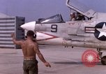 Standbild F-8E CrUSAder Flugzeugen der Marine Squadron Taxi zur Start- und Landebahn Da Nang Vietnam, 1967, aus Sekunde 61 historischem Filmmaterial Videoclip 65675024123