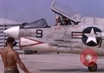 Standbild F-8E CrUSAder Flugzeugen der Marine Squadron Taxi zur Start- und Landebahn Da Nang Vietnam, 1967, aus Sekunde 62 historischem Filmmaterial Videoclip 65675024123