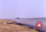 Standbild verschiedene US-Kampfflugzeuge in Betrieb am Flugplatz Da Nang Vietnam, 1967, aus Sekunde 1 historischem Filmmaterial Videoclip 65675024124
