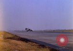Standbild verschiedene US-Kampfflugzeuge in Betrieb am Flugplatz Da Nang Vietnam, 1967, aus Sekunde 3 historischem Filmmaterial Videoclip 65675024124