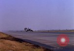 Standbild verschiedene US-Kampfflugzeuge in Betrieb am Flugplatz Da Nang Vietnam, 1967, aus Sekunde 4 historischem Filmmaterial Videoclip 65675024124